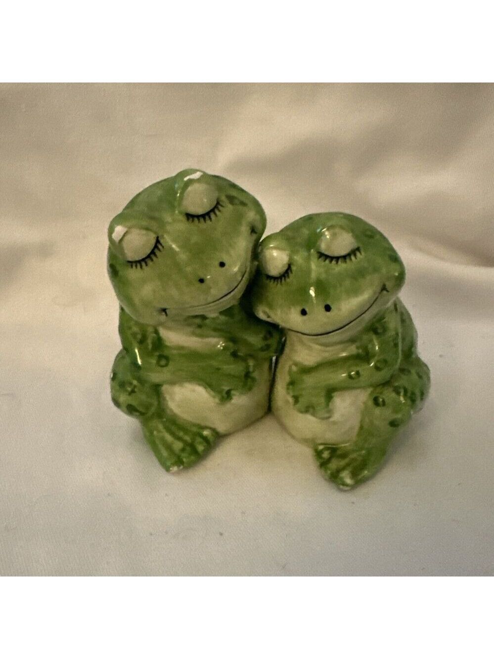 Ganz Pair Of Green Frog Salt Pepper Shakers Holders Eyes Closed Cuddling CUTE